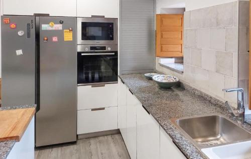 A kitchen or kitchenette at 3 Bedroom Beautiful Home In Latores