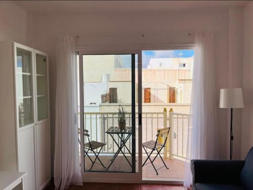 una sala de estar con una puerta que da a un balcón en Apartamento Ophelia, en Puerto del Rosario