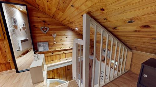 une chambre avec un escalier dans une maison en bois dans l'établissement Chalet Glitzerstein, à Muhlbach-sur-Munster