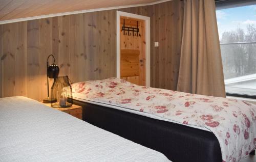 1 dormitorio con 2 camas y ventana en Nice Home In Sandefjord With House Sea View, en Sandefjord