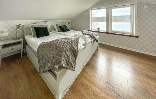 1 dormitorio con 2 camas y ventana en Awesome Home In Kungsbacka With House Sea View, en Kungsbacka