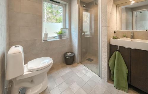 y baño con aseo, lavabo y ducha. en Awesome Home In Kungsbacka With House Sea View, en Kungsbacka