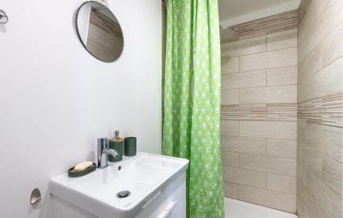 Et badeværelse på Nice Apartment In Amblainville With Kitchenette