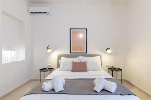 1 dormitorio con 1 cama grande y 2 mesas en The HostMaster Ethereal Scene, en Atenas