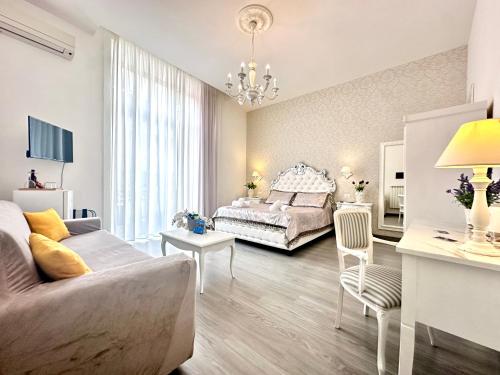 ein Wohnzimmer mit einem Bett und einem Sofa in der Unterkunft Palazzo Chiatamone in Neapel