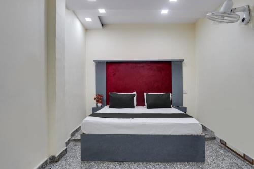 Lova arba lovos apgyvendinimo įstaigoje OYO Hotel Dev Inn