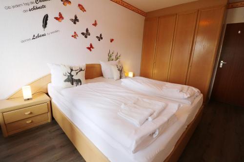 Postel nebo postele na pokoji v ubytování Kurhotel Schluchsee App 1102 - Sweet-Home - mit Pool, Sauna, Schluchsee