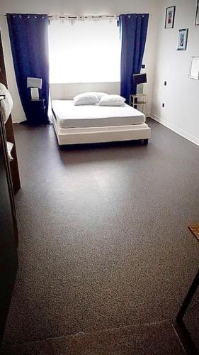 une chambre avec un lit et une grande fenêtre dans l'établissement Villa avec piscine, à Narbonne