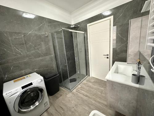 een badkamer met een wasmachine en een wastafel bij Villa 3 in Cassano dʼAdda