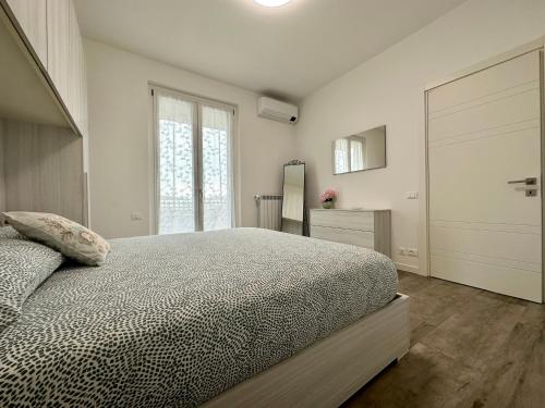 een slaapkamer met een bed en een groot raam bij Villa 3 in Cassano dʼAdda