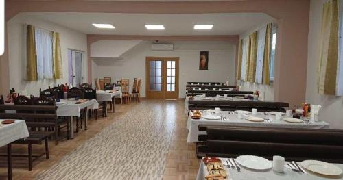 Reštaurácia alebo iné gastronomické zariadenie v ubytovaní Leptir