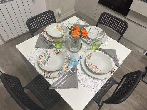 a table with plates and vases on top of it at Villa 3 in Cassano dʼAdda