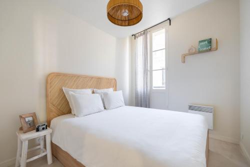 une chambre avec un lit blanc et une fenêtre dans l'établissement Sweet Cocoon in a city center, à Marseille