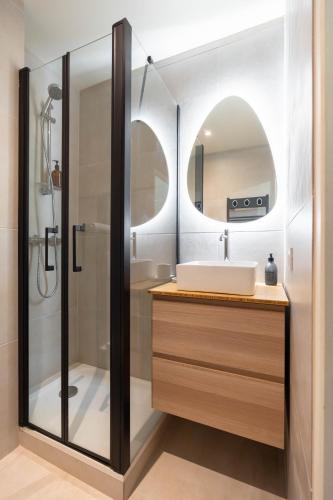 une salle de bain avec un lavabo et une douche dans l'établissement Sweet Cocoon in a city center, à Marseille