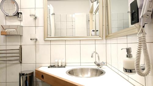 a bathroom with a sink and a mirror at huisje Zilvermeeuw in Burgh Haamstede