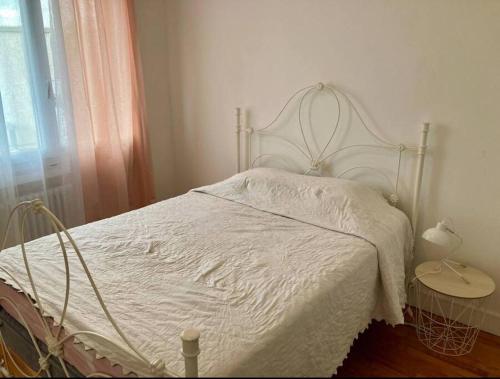 - une chambre avec un lit blanc et une couette blanche dans l'établissement Grand appartement proche Cité de l'Espace, à Toulouse