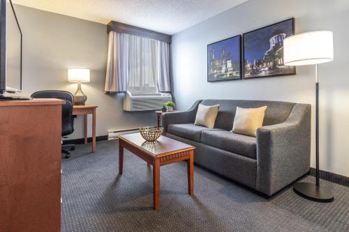 a living room with a couch and a table at Hôtel Saint-Laurent Montréal in Montréal