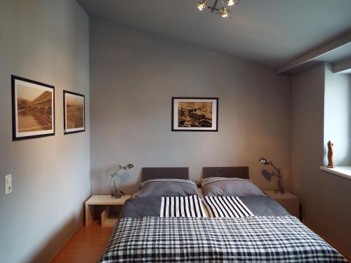 ein Schlafzimmer mit einem Bett mit einer karierten Decke in der Unterkunft Ferienwohnung Lahnbachallee, Schwaz in Schwaz