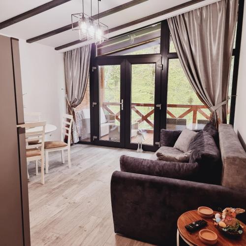 Istumisnurk majutusasutuses Chalet Amik