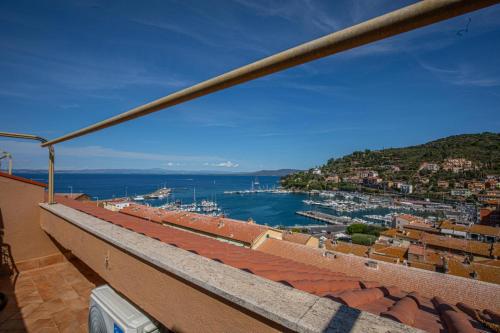 vista su un porto dal tetto di un edificio di Casa Panoramica a Porto Santo Stefano