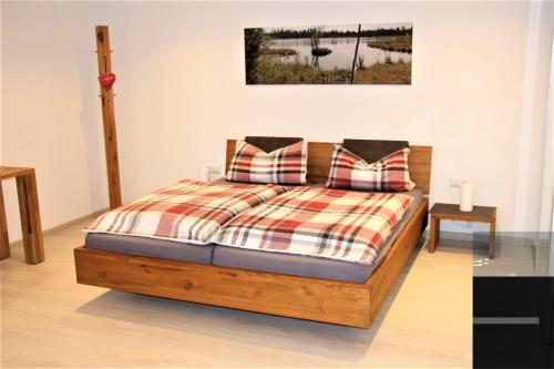 een slaapkamer met een bed met 2 kussens erop bij Belvedere in Gernsbach