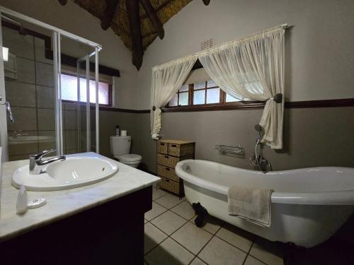 Bilik mandi di Glen Afric Country Lodge