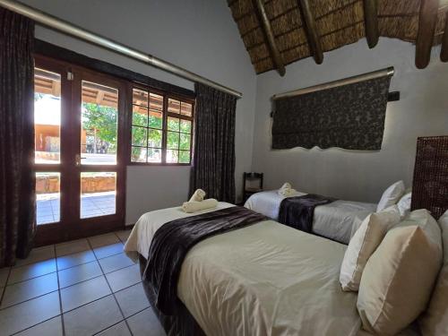Katil atau katil-katil dalam bilik di Glen Afric Country Lodge