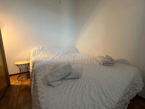 een slaapkamer met een bed met 2 kussens erop bij Le Rivage - Appartement avec piscine et vue mer in Saint Pierre La Mer
