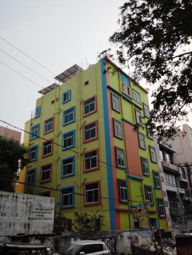 un edificio colorato con molte finestre di SHRII SAI LIKITHA BOY'S HOSTEL a Hyderabad