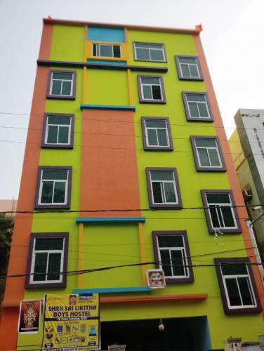 een veelkleurig gebouw met veel ramen bij SHRII SAI LIKITHA BOY'S HOSTEL in Hyderabad