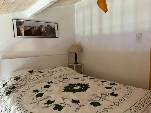une chambre avec un lit avec une couette dessus dans l'établissement Bel appart vue mer proche centre, climatisation, à Saintes-Maries-de-la-Mer