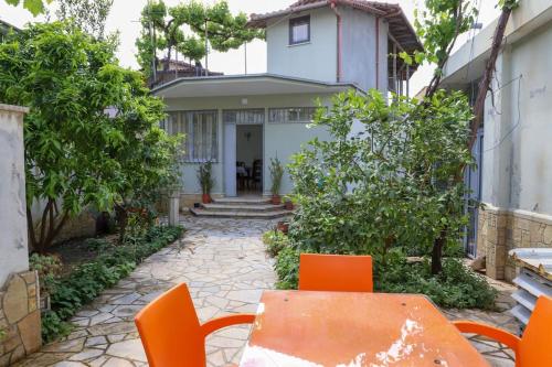 a table and chairs in front of a house at Toni Apartment Berat in Berat