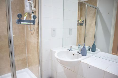 a bathroom with a sink and a shower at Central 2 Bed Flat - Leeds City Centre - For Relocatlors, Professionals in Leeds