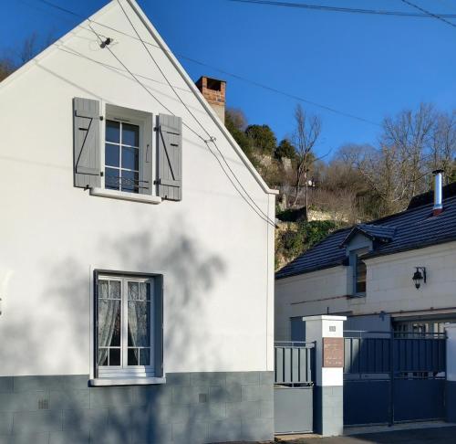 a white house with a window and a fence at gite de la tour carrée in Montrichard