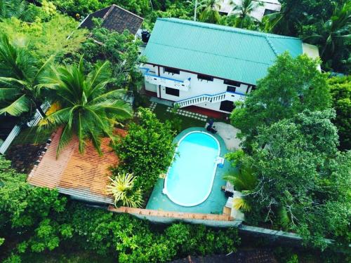 una vista aérea de una casa con piscina en Ayur Nelum Villa en Bentota