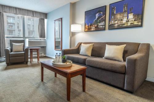 a living room with a couch and a table at Hôtel Saint-Laurent Montréal in Montréal