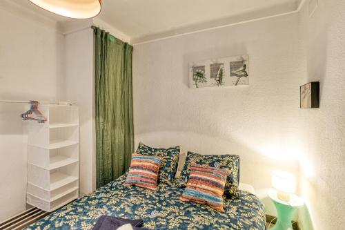 - une chambre avec un lit doté d'oreillers et d'une fenêtre dans l'établissement Casa Jois, à Empuriabrava