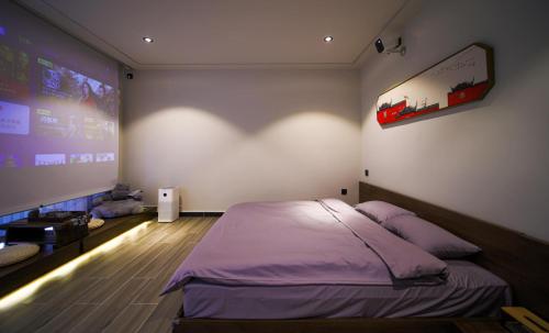 1 dormitorio con 1 cama con un corazón proyectado en la pared en 八达岭诚苑民宿 en Yanqing