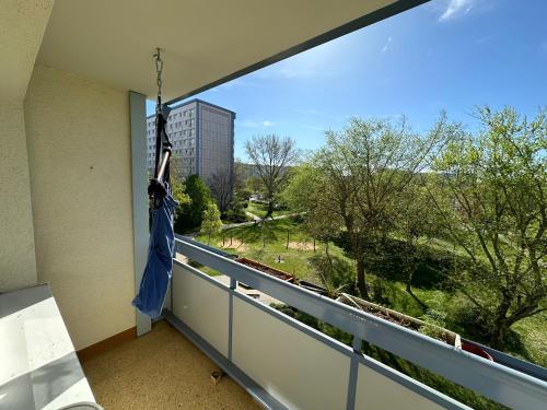 a balcony with a view of a building at Ruhige sonnige 1,5 Zimmer Wohnung in Erfurt