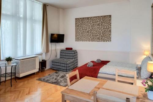 ein Schlafzimmer mit einem Bett und einem Tisch in einem Zimmer in der Unterkunft Astoria Apartment in Budapest