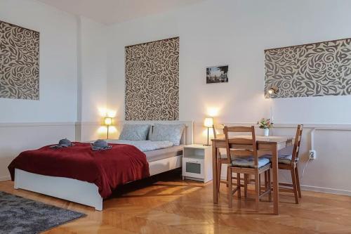 Schlafzimmer mit einem Bett, einem Tisch und Stühlen in der Unterkunft Astoria Apartment in Budapest
