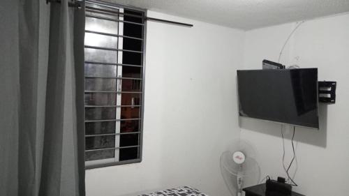 TV a/nebo společenská místnost v ubytování MINIMO 3 NOCHES DE ESTANCIA - APARTAMENTO 4 PERSONAS - 1 AIRE ACONDICIONADO
