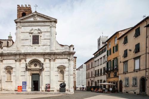 an old building in a city with buildings at Appartamento San Giovanni in Lucca