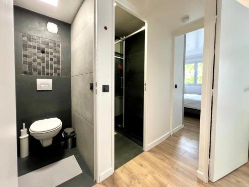 La salle de bains est pourvue de toilettes et d'une douche à l'italienne. dans l'établissement Cosy 1BR Apt in Modern Residence Paris La Défense, à Courbevoie