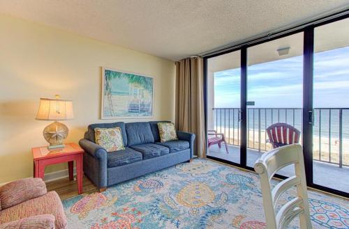 sala de estar con sofá y vistas al océano en 0409 home, en Carolina Beach