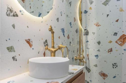 贝鲁特Standalone 1-BR Apt with Terrace in Ashrafieh的带水槽和镜子的浴室