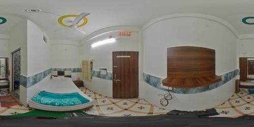 uma sala com um quarto com uma cama em Hotel Raghav Guest House em Mathura