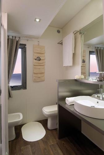 a bathroom with a sink and a toilet at Camping Italia Lido in Castelletto sopra Ticino