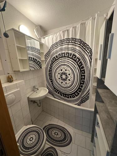 a bathroom with a shower curtain and a sink at Ruhige sonnige 1,5 Zimmer Wohnung in Erfurt