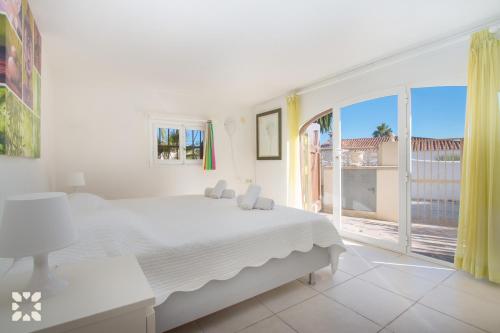 モライラにあるVilla Sol y Sombra by Abahana Villasの白いベッドルーム(ベッド1台、大きな窓付)